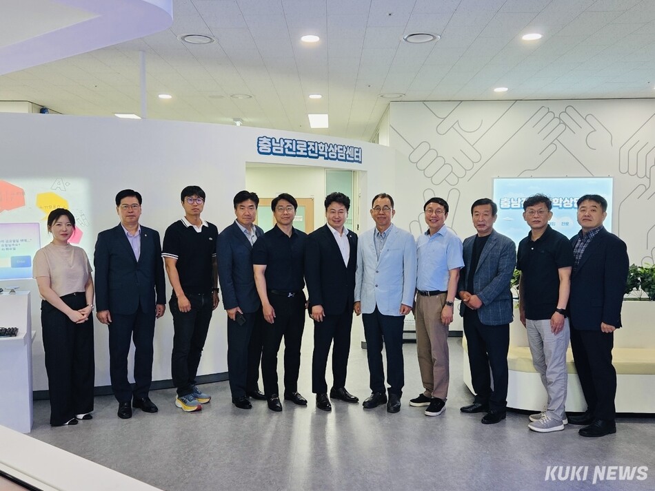 ‘충남교육 미래동행 준비위원회’ 진로진학·고교학점제 분과는 23일 진로진학상담센터를 방문해 운영 현황을 살피고 진로진학상담센터 확대 방안을 모색했다. 이병도 당선인 인수위