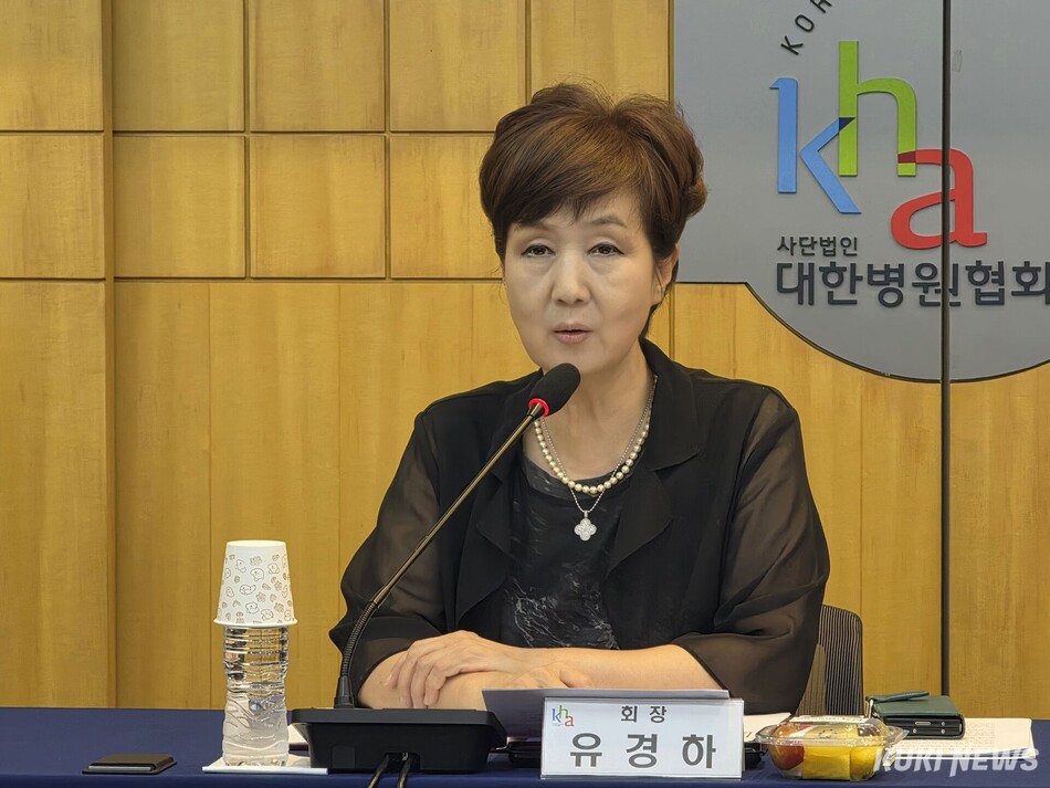 유경하 대한병원협회 회장이 기자들의 질문에 답하고 있다. 이찬종 기자