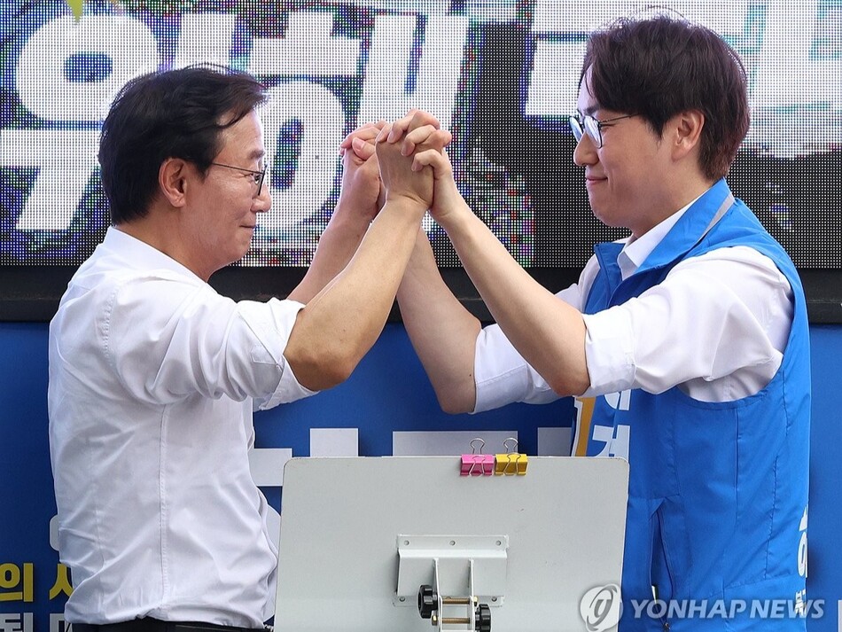 6·3 지방선거에서 구포시장 합동 유세 나선 전재수·하정우 .연합뉴스 자료사진
