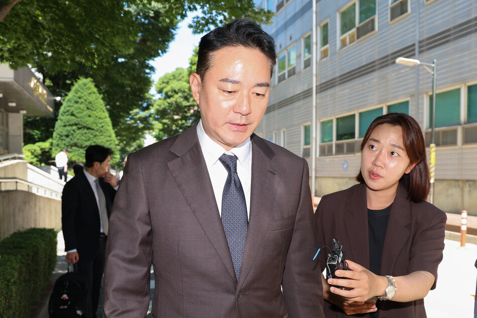 법원에 회생을 신청한 종합편성채널 JTBC 등 중앙그룹 계열사 5곳에 대한 대표자 심문 기일이 열린 23일 홍정도 중앙그룹 부회장이 서초구 서울회생법원에서 열린 중앙그룹 계열사 기업회생신청 대표자 심문을 마친 뒤 이동하고 있다.
