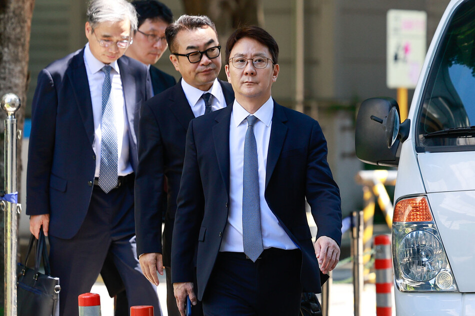 회생을 신청한 중앙그룹 계열사 5곳에 대한 법원 심리가 시작된 23일 전진배 JTBC 대표이사가 서초구 서울회생법원에서 열린 회생 대표자 심문에 출석하기 위해 법정으로 향하고 있다.