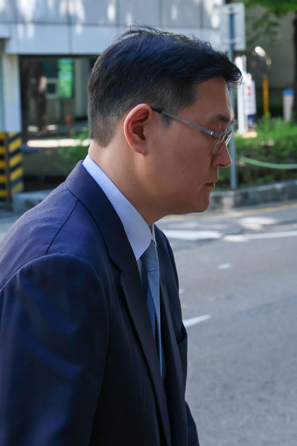 회생을 신청한 중앙그룹 계열사 5곳에 대한 법원 심리가 시작된 23일 홍정인 메가박스중앙 대표이사가 서초구 서울회생법원에서 열린 회생 대표자 심문에 출석하기 위해 법정으로 향하고 있다.