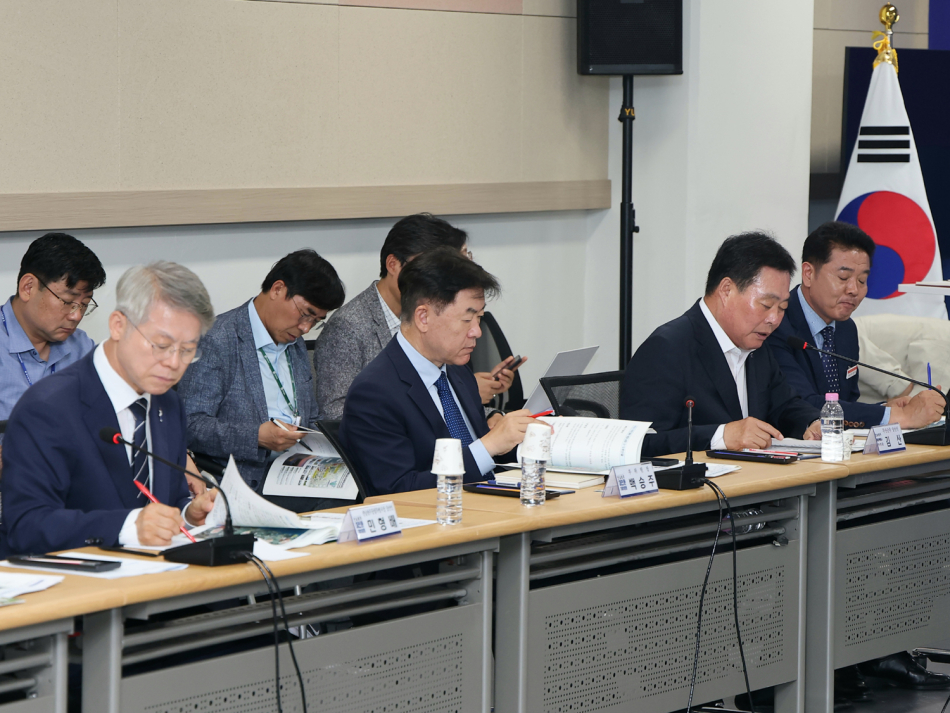 무안군은 23일 나주 빛가람 복합문화체육센터에서 전남광주대전환기획위원회가 주관한 서부권 당선인 업무공유회에서 민 당선인이 “서남권이 원한다면 특별시장이 무안청사에 상근하고 기획‧인사‧예산 등 기관 유지 기능을 무안청사에 두는 것도 가능하다”고 말했다고 밝혔다. /무안군