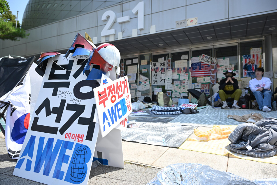 잠실 개표소 시위가 2주째 이어지는 18일 서울 송파구 올림픽공원 핸드볼경기장 인근에 투표용지 부족 사태를 규탄하는 팻말이 세워져 있다. 임은재 기자