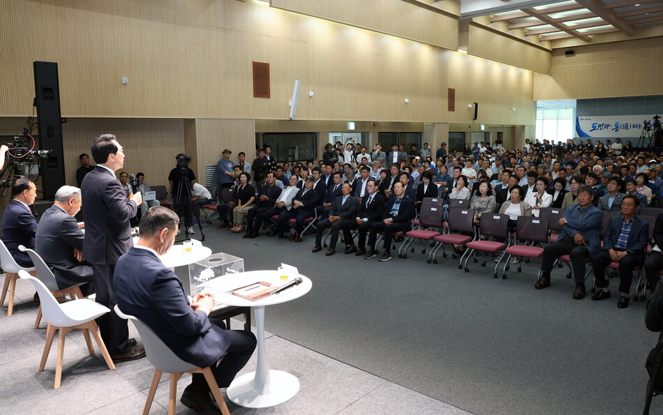 공주·부여·청양 타운홀미팅에 참석한 도민들. 인수위