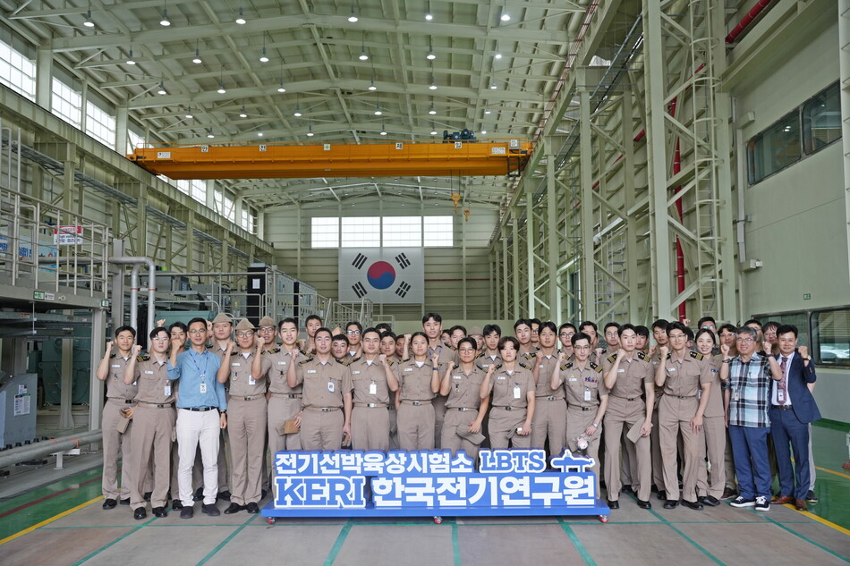 해군사관생도가 23일 한국전기연구원 전기선박육상시험소를 견학하고 있다. KERI 제공
