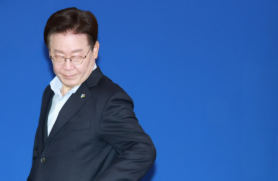 이재명 대통령이 23일 청와대에서 열린 국무회의 겸 비상경제점검회의에서 국민의례를 마친 뒤 착석하고 있다. 쿠키뉴스 여론조사에서 이 대통령의 국정수행 부정평가는 51.9%로 나타났다. 18~20대와 30대에서는 부정평가가 60%대를 기록했다. 연합뉴스