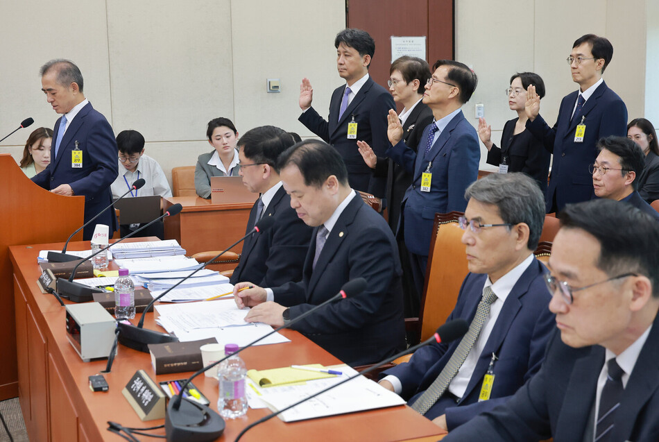 전 서울시선거관리위원장인 오민석 서울중앙지방법원장과 전 송파구선거관리위원장인 민소영 서울동부지법 수석부장판사, 조병현 중앙선거관리위원회 위원 등 오후 출석 증인들이 23일 국회에서 열린 ‘제9회 지방선거 국민참정권 침해 진상규명 및 선거관리개혁을 위한 국정조사 특별위원회’ 전체회의에서 증인 선서하고 있다. 연합뉴스