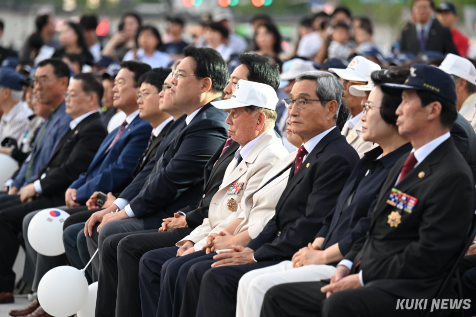 6.25 참전유공자회 등 보훈단체 관계자들이 23일 서울 광화문광장 감사의 정원에서 ‘6·25전쟁 제76주년 서울시 기념식’에 참석해 있다.