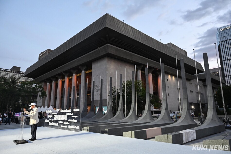 23일 서울 광화문광장 감사의 정원에서 ‘6·25전쟁 제76주년 서울시 기념식’이 열리고 있다.