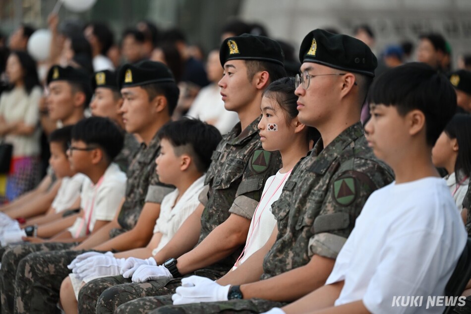 어린이기자단과 수도방위사령부 군인들이 23일 서울 광화문광장 감사의 정원에서 열린 ‘6·25전쟁 제76주년 서울시 기념식’에 참석해 있다.