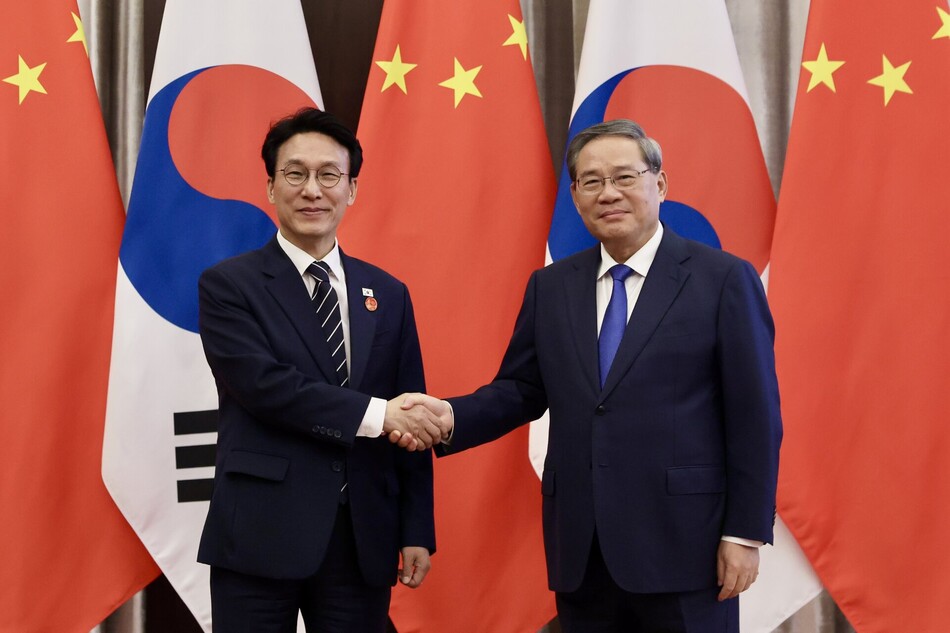중국을 방문 중인 김민석 국무총리가 23일 중국 다롄의 방추도호텔에서 리창 중국 국무원 총리를 만나 회담에 앞서 악수하고 있다. 연합뉴스