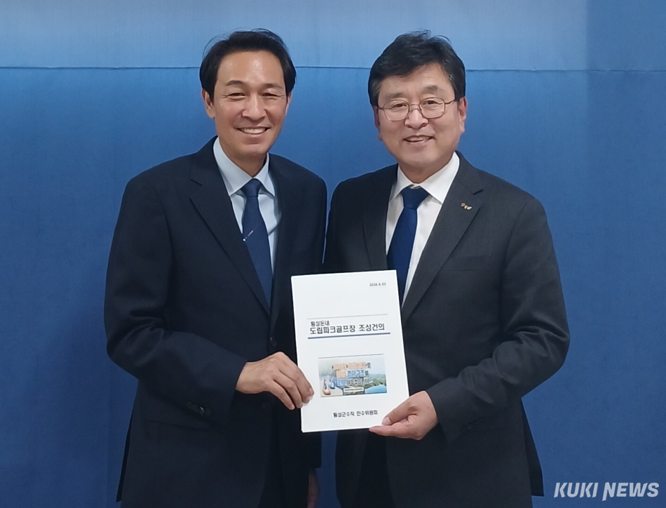 장신상(오른쪽) 횡성군수 당선인은 23일 춘천에서 우상호 강원도지사 당선인을 만나 ‘도립 파크골프장 조성사업’ 필요성을 설명하고 건의서를 전달했다. 인수위