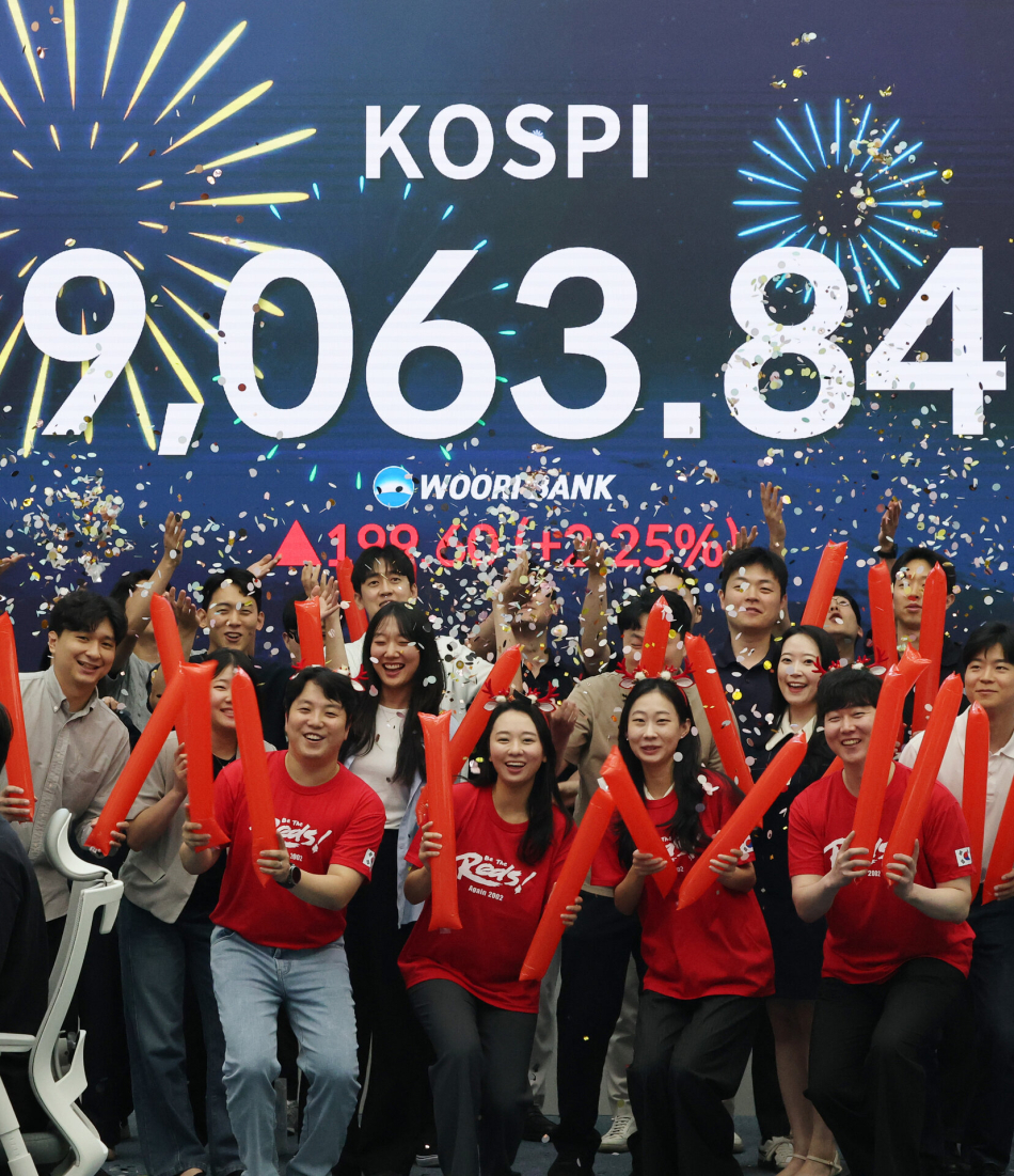 지난 8일 서울 중구 우리은행 본점 딜링룸에서 직원들이 축하 세리머니를 하고 있다. 연합뉴스