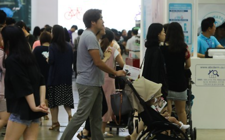서울 강남구 삼성동 코엑스에서 열린 베페 베이비페어에서 관람객들이 육아용품을 살펴보고 있다. 연합뉴스