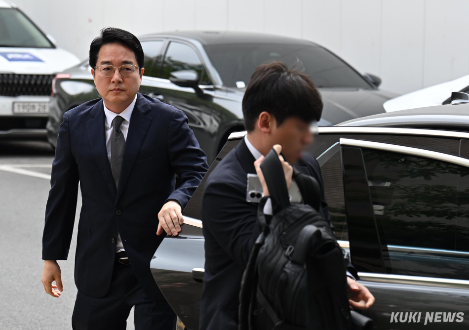 심우정 전 검찰총장이 24일 내란 가담 의혹 등에 대한 피의자 조사를 받기 위해 경기 과천 권창영 2차 종합특검 사무실에 출석하고 있다.