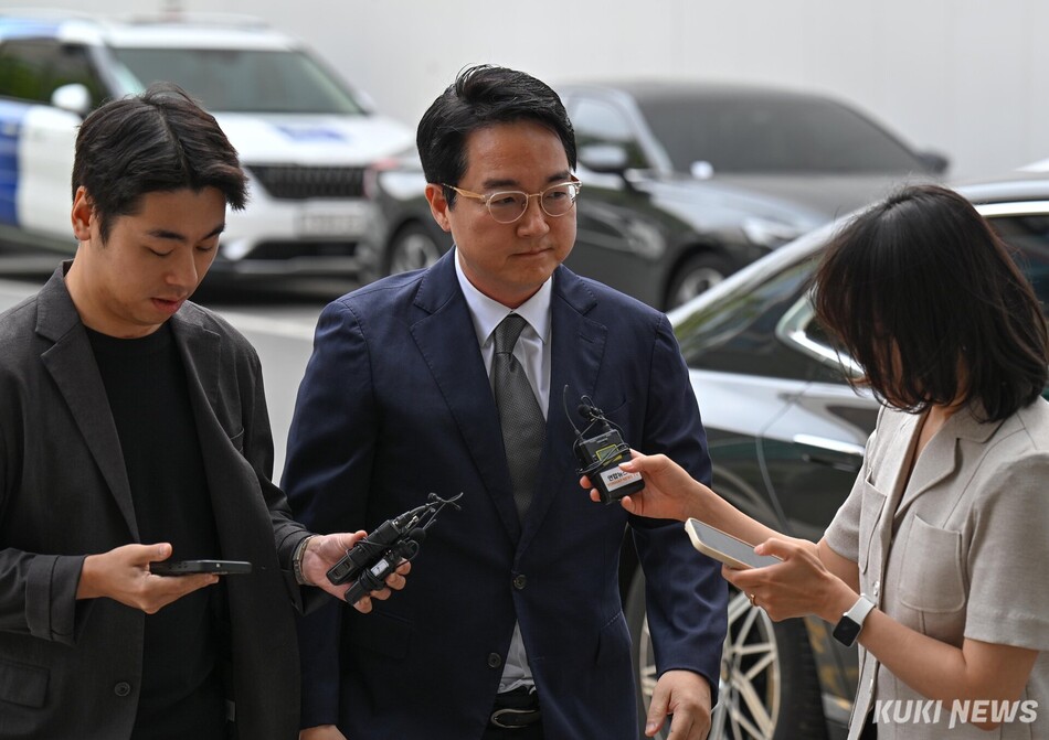 심우정 전 검찰총장이 24일 내란 가담 의혹 등에 대한 피의자 조사를 받기 위해 경기 과천 권창영 2차 종합특검 사무실에 출석하고 있다.