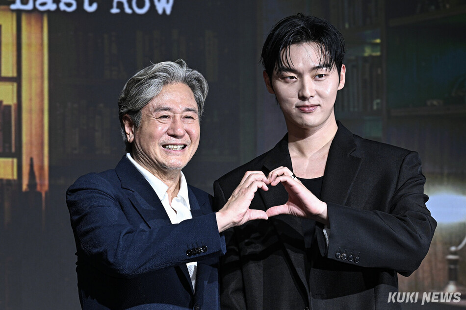 넷플릭스 시리즈 ‘맨 끝줄 소년’ 제작발표회가 24일 오전 서울 마포동 호텔 나루 서울 엠갤러리에서 열렸다. 왼쪽부터 배우 최민식, 최현욱. 남동균 기자