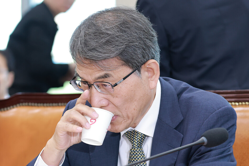 노태악 전 중앙선거관리위원장이 23일 서울 여의도 국회에서 열린 ‘제9회 전국동시지방선거 투표용지 부족 사태 등 국민 참정권 침해 진상규명 및 선거관리 개혁을 위한 국정조사특별위원회’ 제2차 전체회의에서 물을 마시고 있다. 연합뉴스