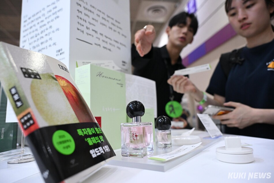 한 시민이 24일 서울 강남구 코엑스에서 열린 ‘2026 서울국제도서전‘에서 책을 모티브로 제작된 향수를 시향하고 있다.