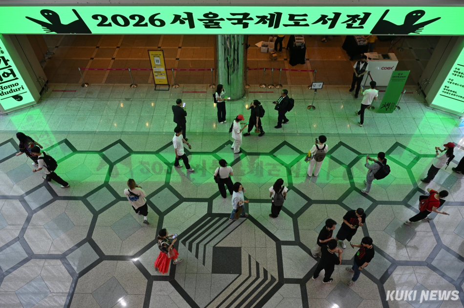 ‘2026 서울국제도서전‘을 찾은 시민들이 24일 서울 강남구 코엑스 로비에서 이동하고 있다.