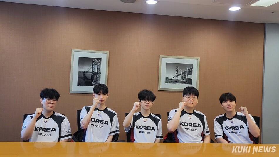 왼쪽부터 플리케 김성민 감독, 헤더 차지훈, 규민 심규민, 성장 성장환, 헤븐 김태성으로 이번 PNC 2026 한국 국가대표 선수단이 결의를 다지고 있다. 김정후 기자