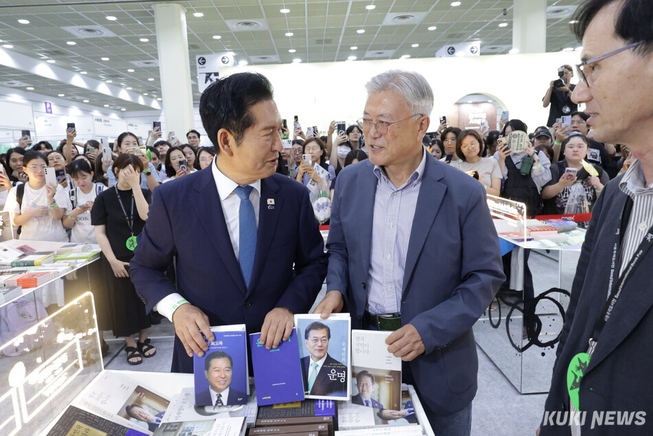 문재인 전 대통령(오른쪽)과 정청래 더불어민주당 전 대표가 24일 오후 서울 강남구 코엑스에서 열린 서울국제도서전에서 인사를 나누고 있다.
