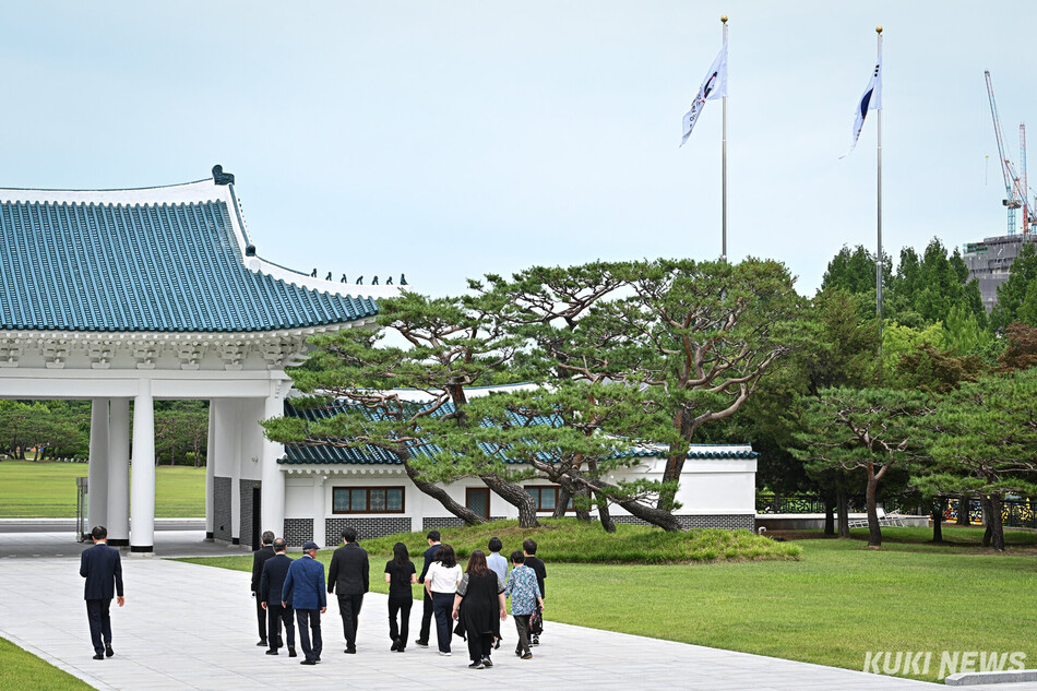 6·25전쟁 76주년을 하루 앞둔 24일 서울 동작구 국립서울현충원을 찾은 참배객들이 참배를 마친 뒤 현충문으로 이동하고 있다.