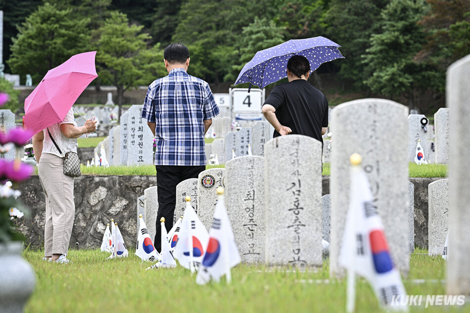 6·25전쟁 76주년을 하루 앞둔 24일 서울 동작구 국립서울현충원을 찾은 참배객들이 참배하고 있다.