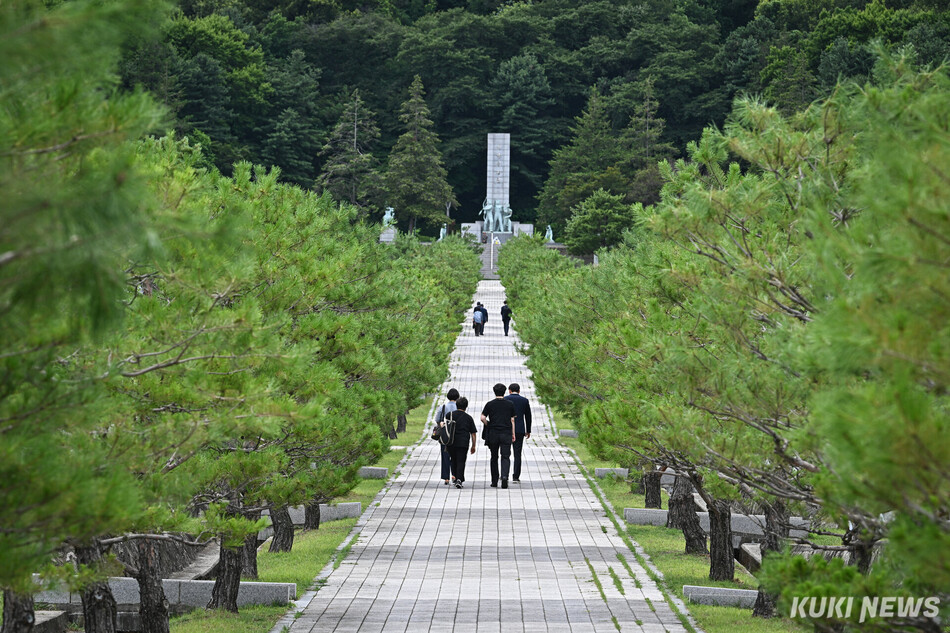 6·25전쟁 76주년을 하루 앞둔 24일 서울 동작구 국립서울현충원을 찾은 참배객들이 묘역으로 향하고 있다.
