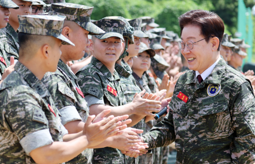 이재명 대통령이 24일 해병대 연평부대에서 장병들과 인사하고 있다. 연합뉴스