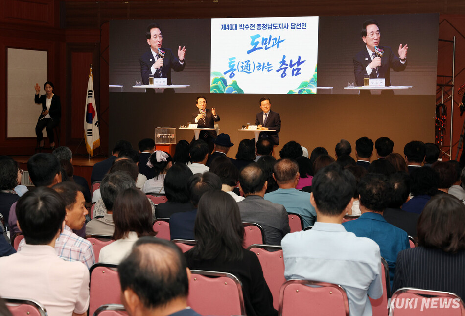 박수현 충남도지사 당선인이 24일 천안에서 가진 타운홀미팅에서 종축장 부지를 국가 첨단산업단지로 개발하고 글로벌 대기업을 유치, 충남과 천안의 랜드마크로 발전시겠다는 뜻을 밝혔다. 통하는 충남 준비위