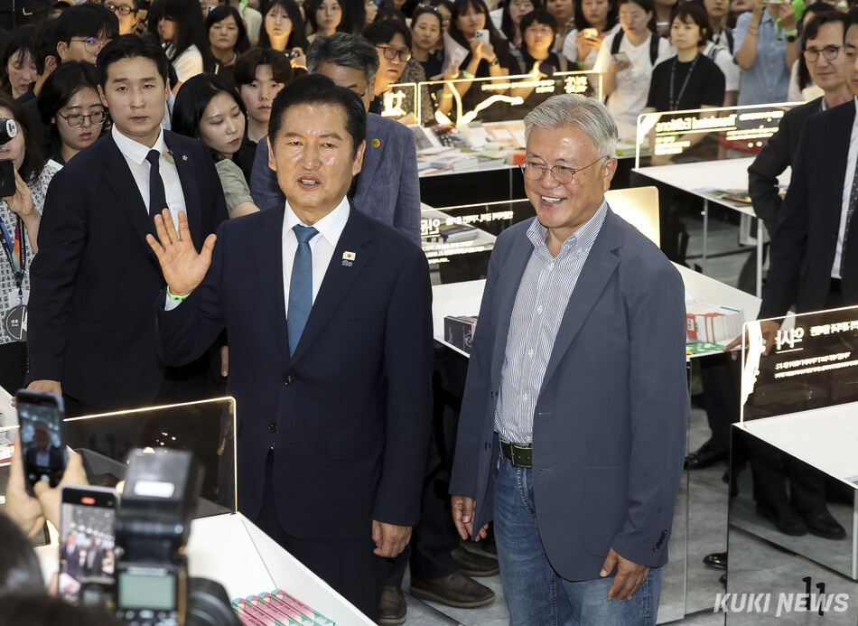 정청래 전 더불어민주당 대표가 24일 서울 강남구 코엑스에서 열린 ‘2026 서울국제도서전’ 평산책방 부스에서 문재인 전 대통령과 대화하고 있다. 임은재 기자