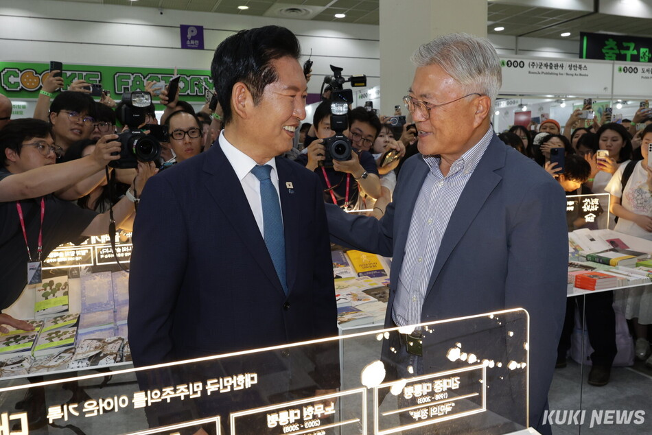정청래 전 더불어민주당 대표가 24일 서울 강남구 코엑스에서 열린 ‘2026 서울국제도서전’ 평산책방 부스에서 문재인 전 대통령과 대화하고 있다. 임은재 기자