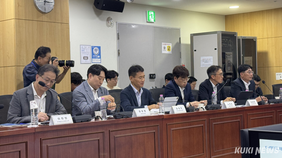 토론회에는 LG에너지솔루션, 삼성SDI, SK 이노베이션, 에코프로 등 배터리 관련 기업 임원들이 참석했다. 김수지 기자