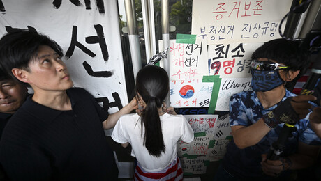 개표소 진입 막은 ‘올다르크’ 30대 여성 신원 확인…경찰, 출석 요구
