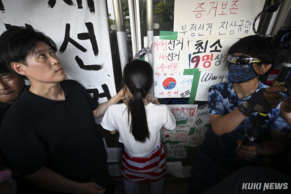 16일 서울 올림픽공원 핸드볼경기장에서 한 시위 참가자가 대한체육회 등 입주 단체 관계자들의 진입을 막아서고 있다. 남동균 기자