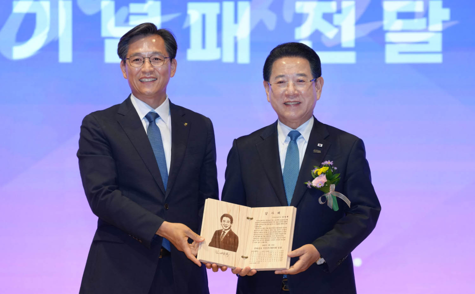이임식에는 국회의원, 시장·군수, 도의원, 출연기관장, 사회단체장, 도민, 공직자 등 1000여 명이 참석했다. 이들은 민선 7·8기 도정의 성과와 김영록 지사의 발자취, 노고를 되돌아봤다. 우승희 영암군수가 김영록 지사에게 감사패를 전달하고 있다. /전남도
