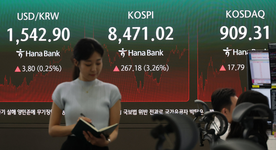 24일 서울 중구 하나은행 딜링룸 현황판. 연합뉴스