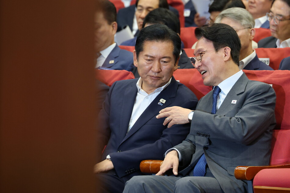 김민석(왼쪽부터) 국무총리와 정청래 더불어민주당 대표가 지난 21일 서울 여의도 국회에서 열린 6·3 지방선거 단체장 당선자 워크숍에서 대화하고 있다. 연합뉴스