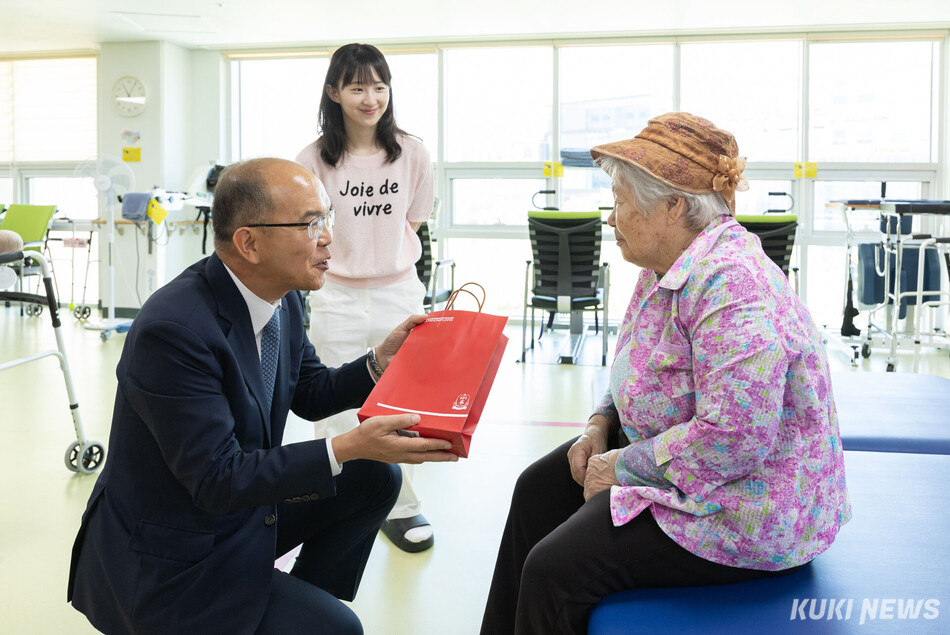 보훈공단 윤종진 이사장(왼쪽)과 김담비 ‘보훈 런’ 홍보대사가 지난 23일 원주보훈요양원을 방문, 보훈 가족에게 건강선물을 전달하고 있다. 보훈공단