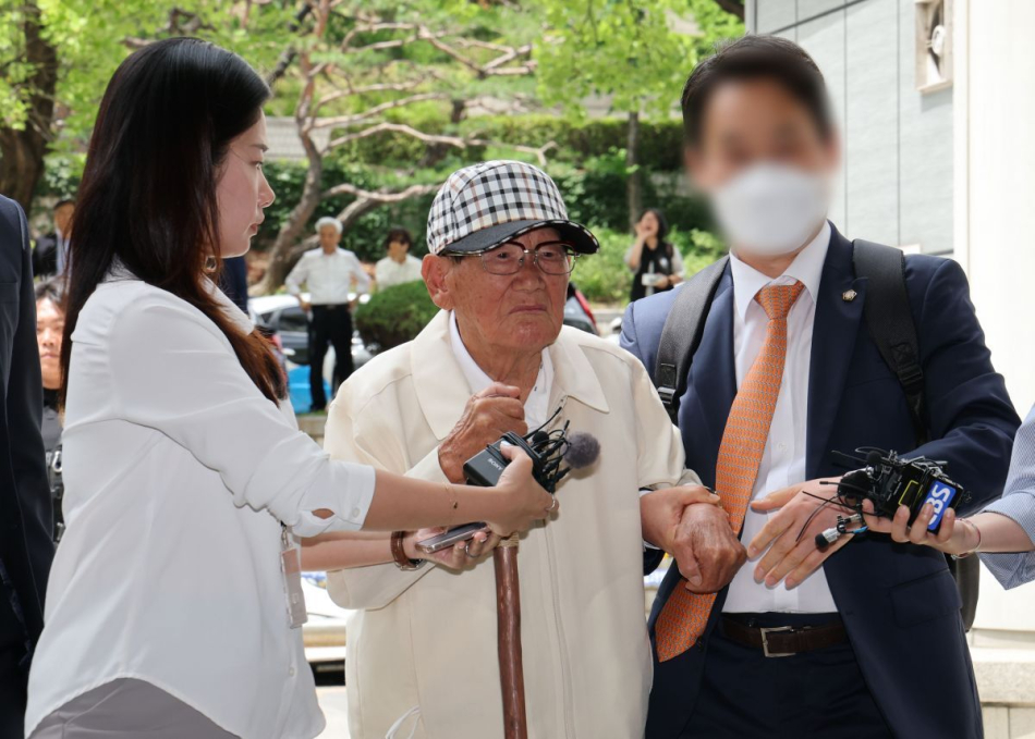 정당법 위반 혐의를 받고 있는 이만희 신천지 총회장이 24일 서울중앙지방법원에서 열린 구속 전 피의자 심문(영장실질심사)에 출석하고 있다. 연합뉴스