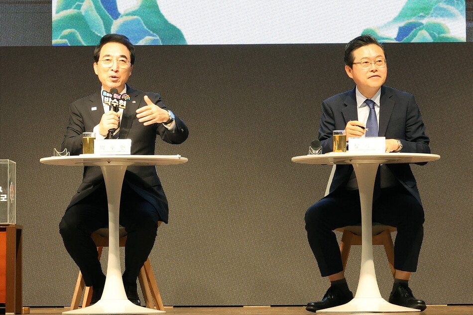 박수현 충남지사 당선인(왼쪽)과 장기수 천안시장 당선인.