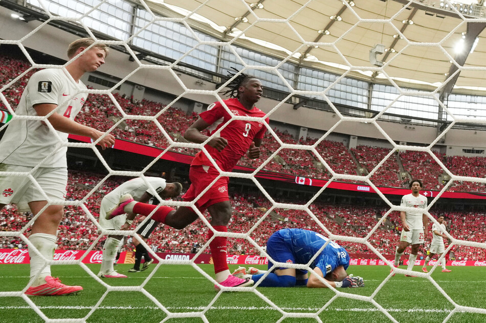 스위스의 만잠비가 2-0으로 달아나는 추가골을 득점한 장면. AP연합