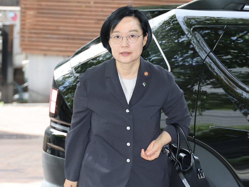 한성숙 국무총리 후보자가 24일 서울 종로구 통의동 금융감독연수원에 마련된 인사청문회 준비 사무실로 출근하고 있다. 연합뉴스