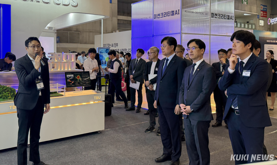 김민재 행전안전부장관(사진 오른쪽 중앙) 등이 24일 투비유니콘 부스를 방문해 윤진욱 대표(사진 왼쪽)로부터 전시 내용에 대해 설명을 듣고 있다.