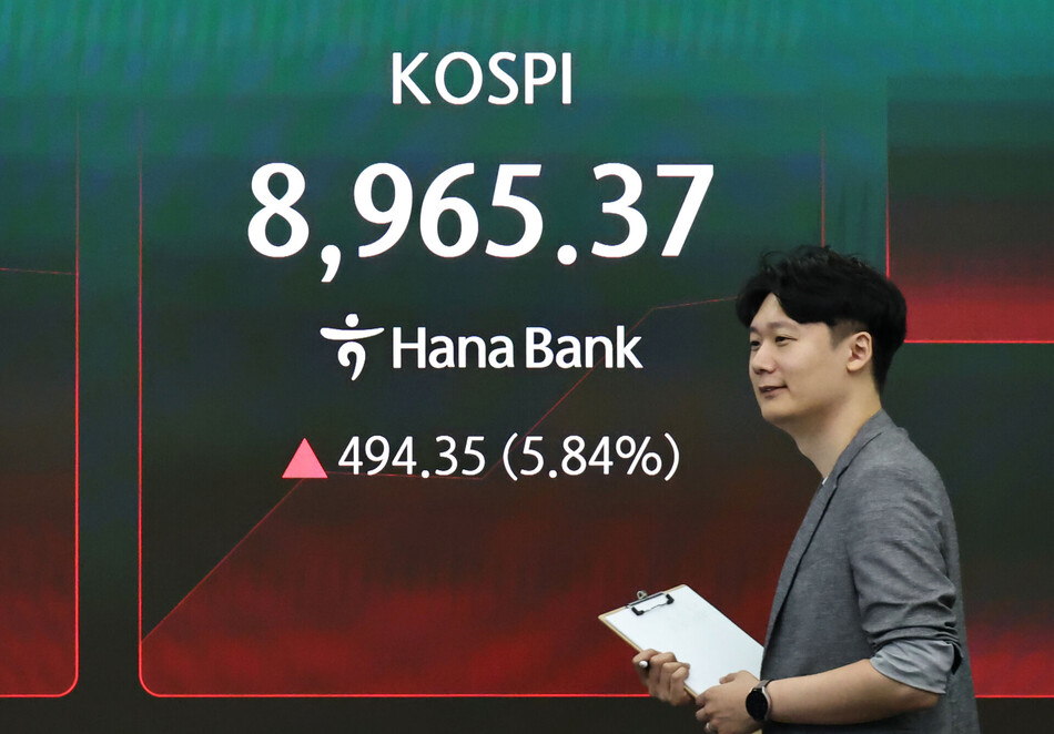 25일 서울 중구 하나은행 딜링룸 현황판. 연합뉴스