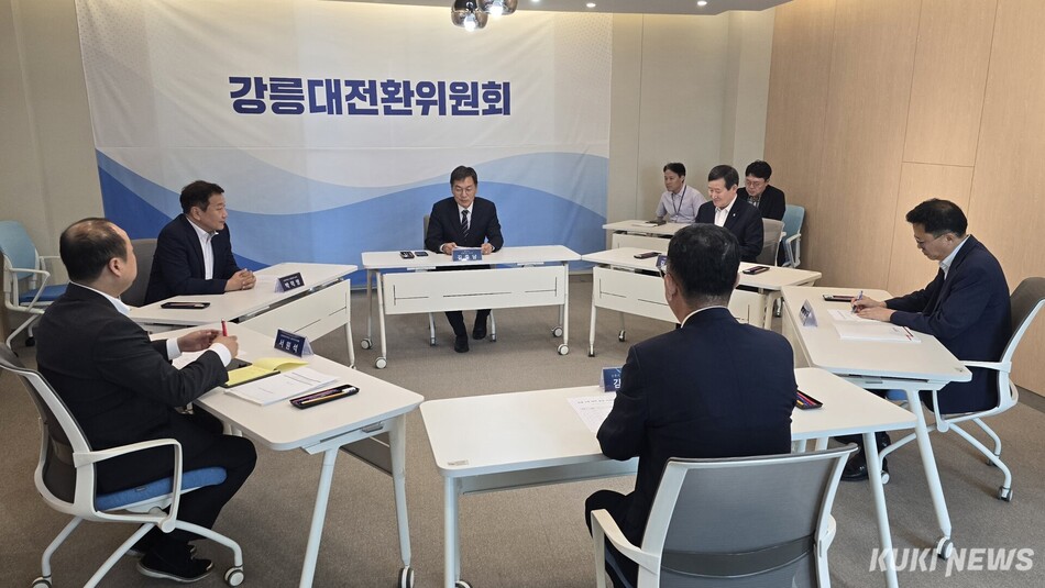 김중남 강릉시장 당선인이 24일 명주예술마당 공연장에서 강릉지역 문화예술인과 함께하는 열린 간담회 ‘새 강릉의 출발’을 개최한데 이어 같은날 인수위 회의실에서 강원대학교·가톨릭관동대학교·강릉영동대학교·강원도립대학교 등 지역 4개 대학 총장과 간담회를 갖는 등 정책 방향 수립에 반영하기 위한 교육·문화예술 분야의 다양한 의견을 수렴하고 있다. 지역 4개 대학 총장과 간담회 모습. 인수위 제공