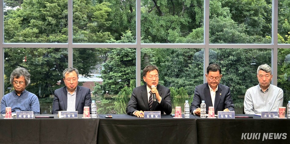 김중남 강릉시장 당선인이 24일 명주예술마당 공연장에서 강릉지역 문화예술인과 함께하는 열린 간담회 ‘새 강릉의 출발’을 개최한데 이어 같은날 인수위 회의실에서 강원대학교·가톨릭관동대학교·강릉영동대학교·강원도립대학교 등 지역 4개 대학 총장과 간담회를 갖는 등 정책 방향 수립에 반영하기 위한 교육·문화예술 분야의 다양한 의견을 수렴하고 있다. 지역 문화예술인과 열린 간담회 모습. 인수위 제공