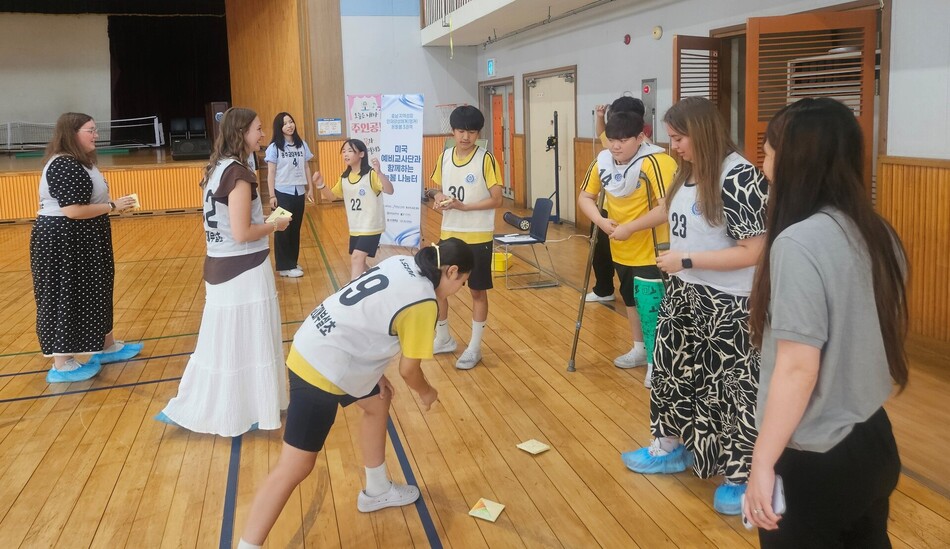 미국 Berry College 예비교사들이 24일 공주교대에서 한국의 전통놀이를 체험하고 있다. 공주교육대학교